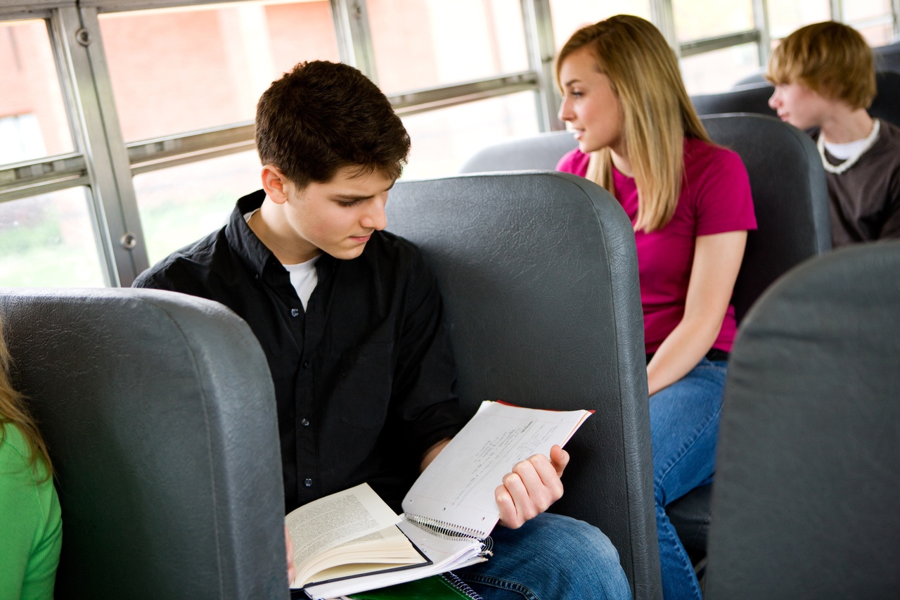 Студенты в автобусе