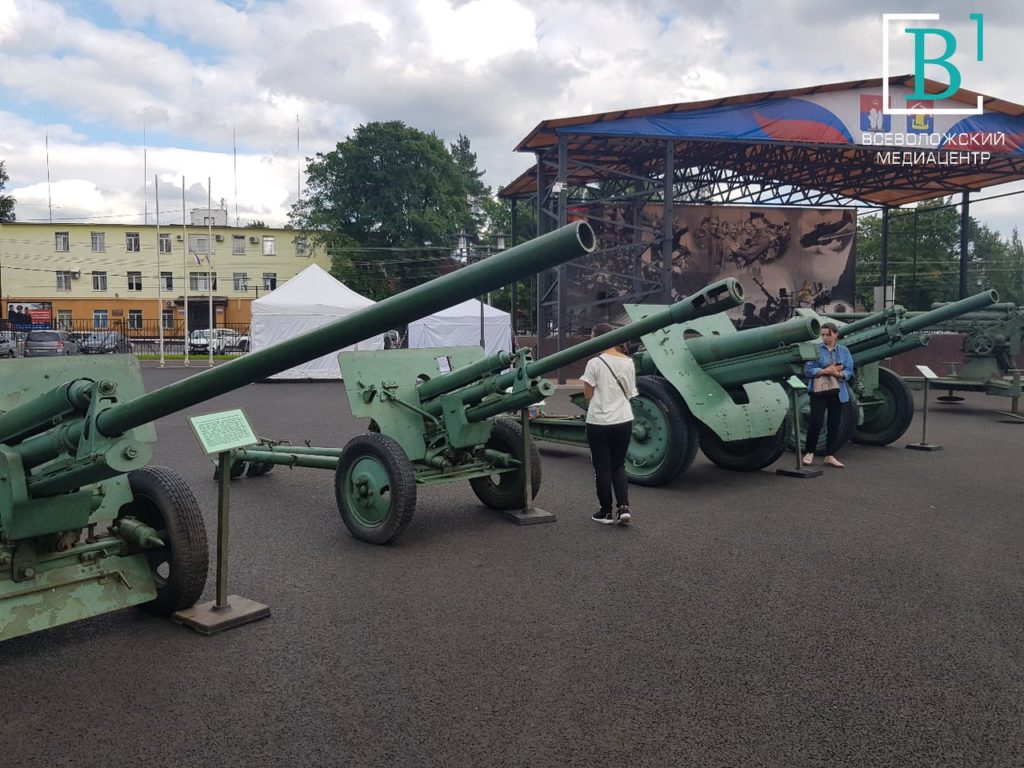 На Юбилейной площади во Всеволожске проходит выставка военной техники