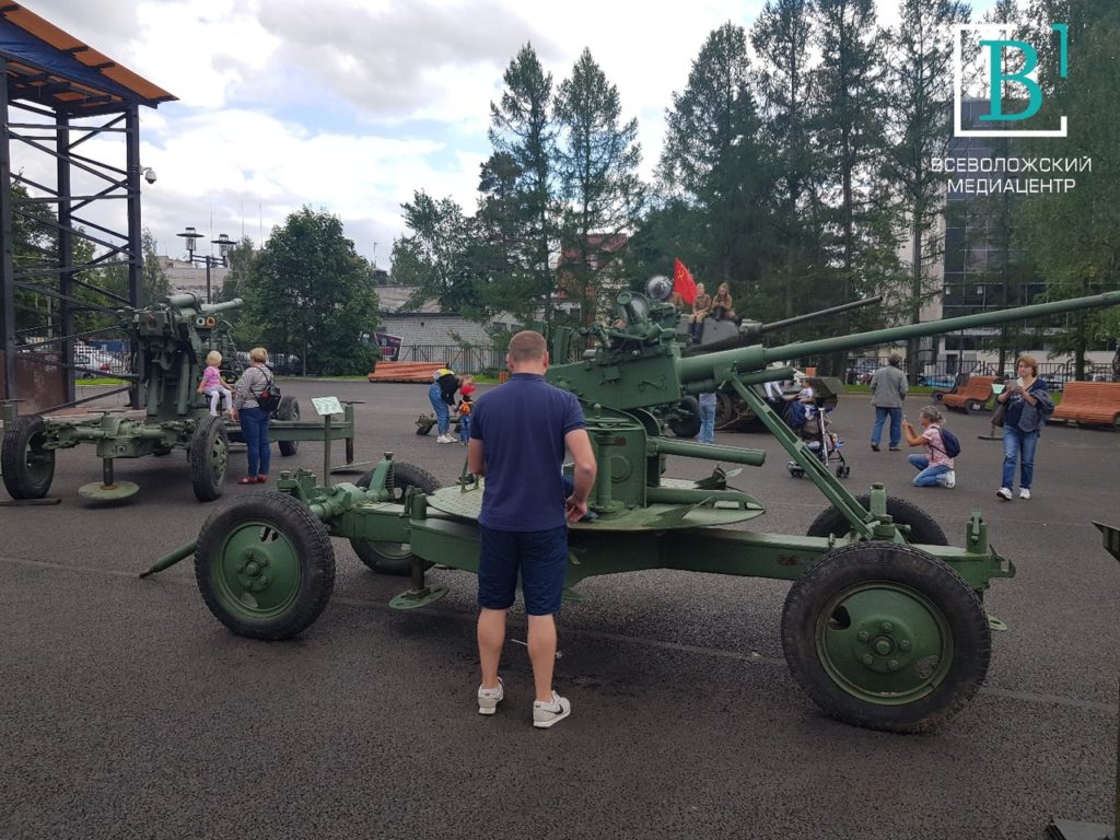 На Юбилейной площади во Всеволожске проходит выставка военной техники