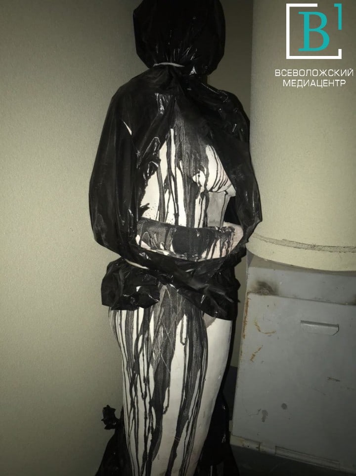 Чёрный пакет с манекеном в муринском подъезде напугал местных жителей