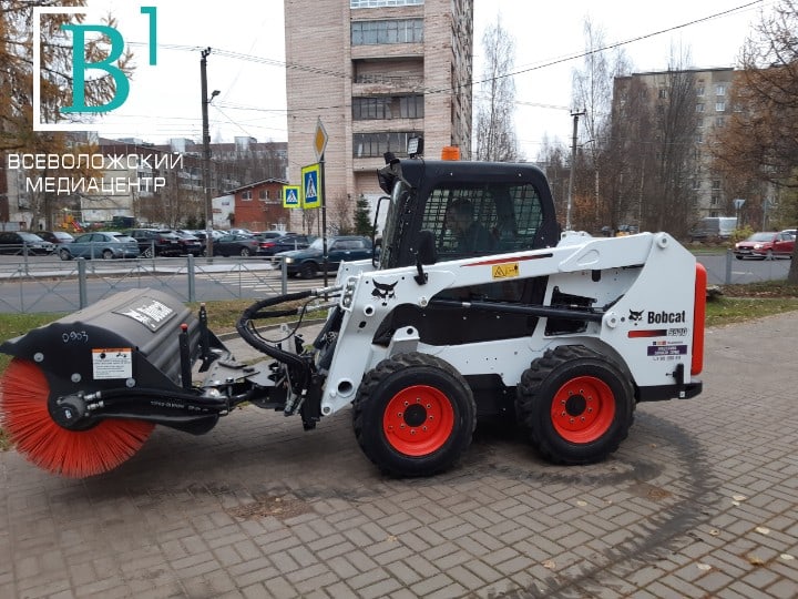 Районная администрация приобрела новый трактор-погрузчик для уборки снега