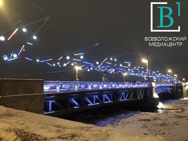 На Дворцовом мосту включили новую подсветку с эффектом северного сияния