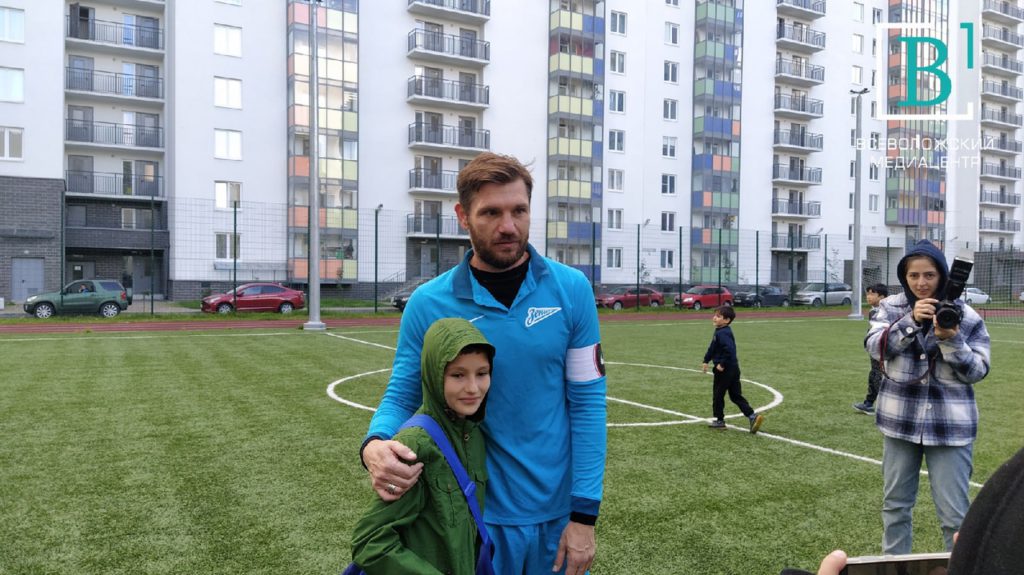 Муринские футболисты провели товарищеский матч с легендами «Зенита»