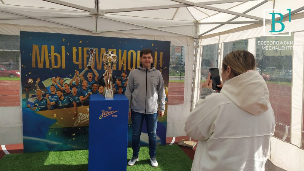 Муринские футболисты провели товарищеский матч с легендами «Зенита»