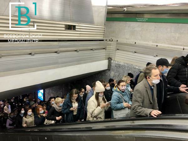 Несмотря на нерабочие дни, в Питере всё равно есть пробки, а в метро — толпа