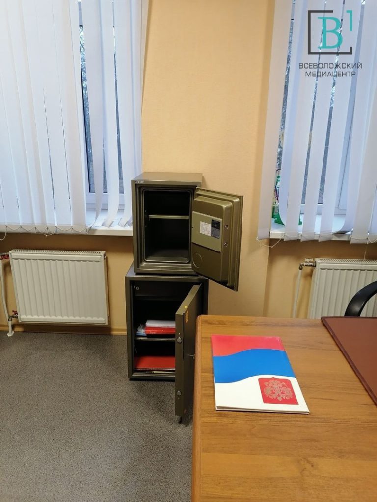 Прямо сейчас в Администрации Морозовского поселения проходит выемка документов. Работает Следственный комитет