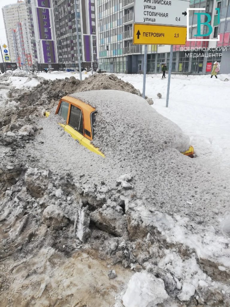Сопутствующий ущерб: дорожники похоронили машины муринцев и кудровчан в снегу