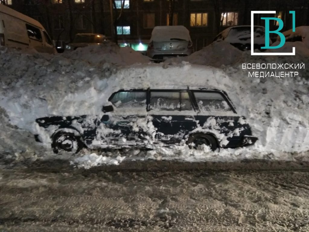 Сопутствующий ущерб: дорожники похоронили машины муринцев и кудровчан в снегу