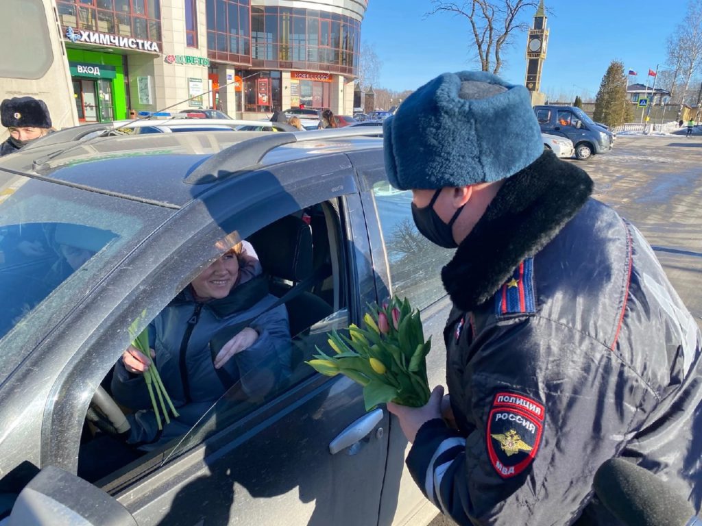 Автоинспекторы Всеволожского района одарили автоледи цветами