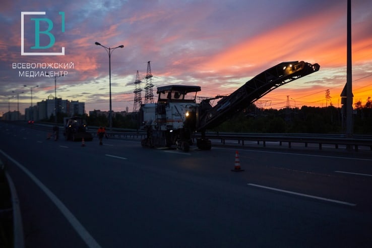 Дорожники по ночам начали ремонтировать Колтушское шоссе