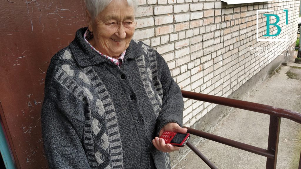 Помощь в один клик: единороссы вручили морозовским ветеранам полезные телефоны