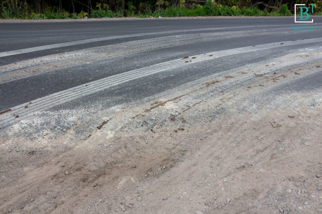 Заливают асфальт бетоном: ремонту важной дороги мешают заводы и жадность