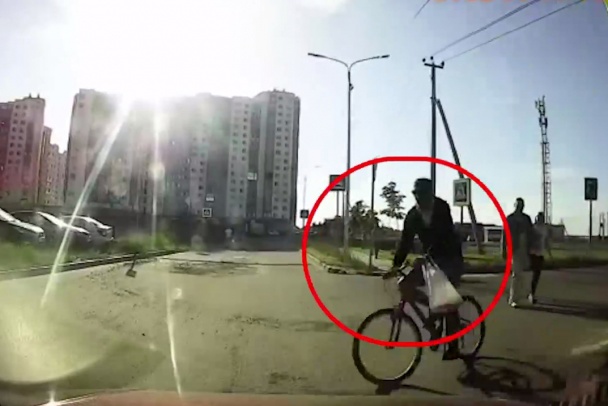 На велосипедиста, избившего автомобилиста в посёлке Свердлова, возбудили уголовное дело
