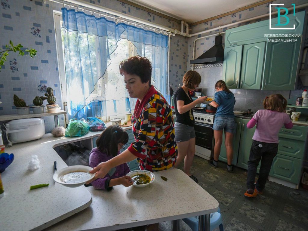 Коробка из-под холодильника в прошлом: почти 800 семей Ленобласти улучшили жилищные условия