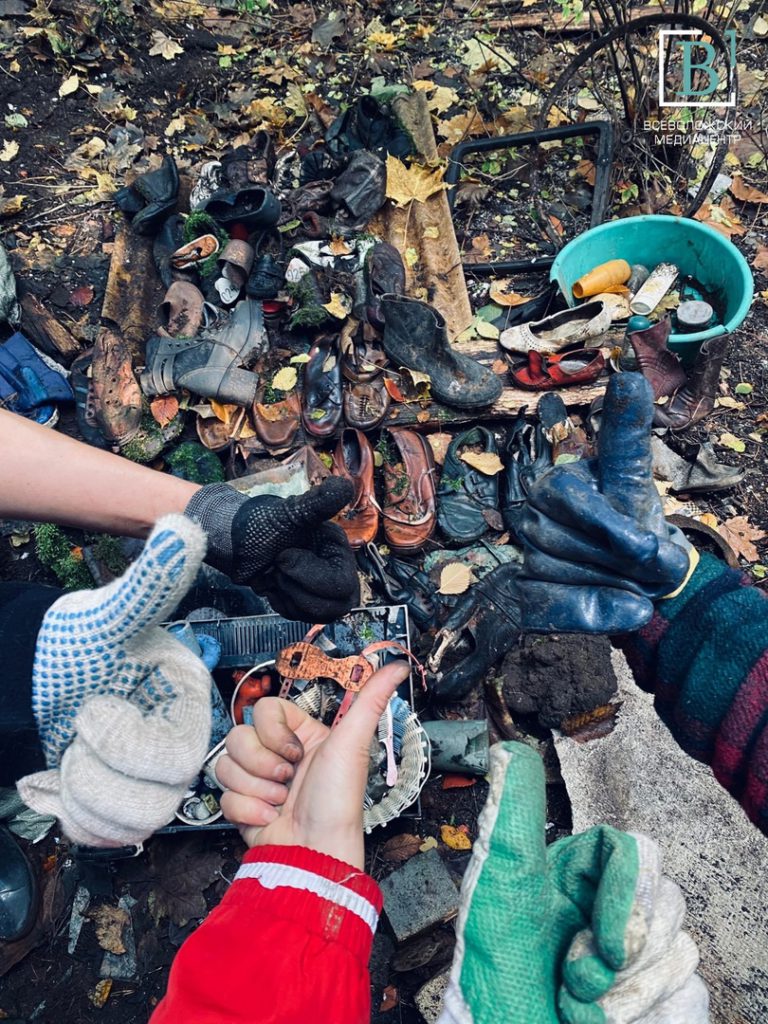 Пластинки и ботинки: всеволожцы показали странные находки из леса