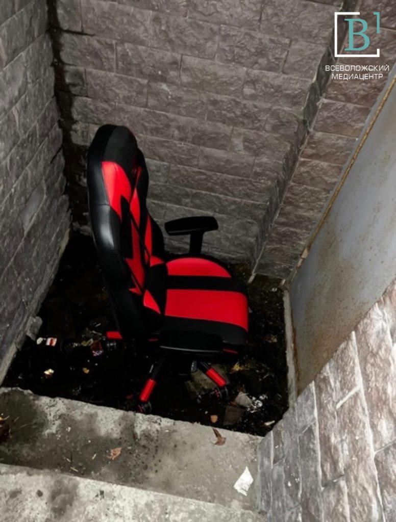 «Бесхозный» стул, предприимчивый курьер: переезд обернулся для муринцев потерей имущества