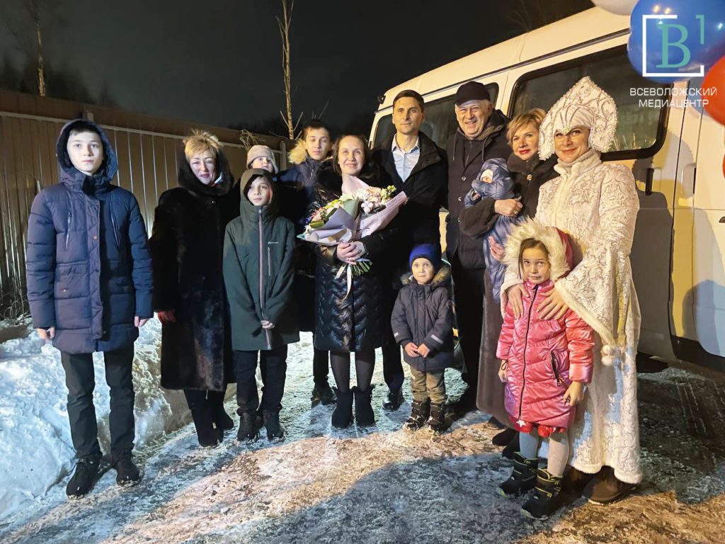 Транспорт для большой семьи: Дрозденко подарил микроавтобус жителям Всеволожского района