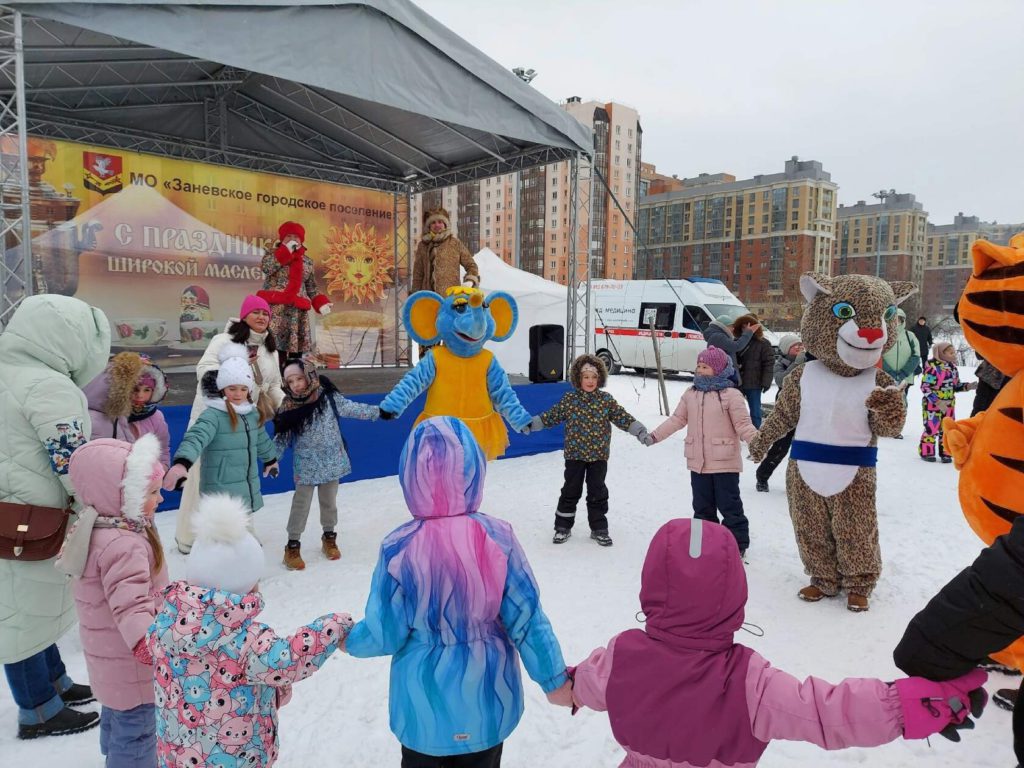 Жители Кудрова ярко и весело провожают зиму