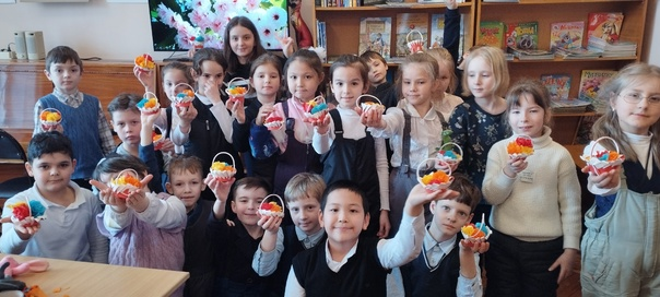 В первый день весны во Всеволожской детской библиотеке школьники делали цветы