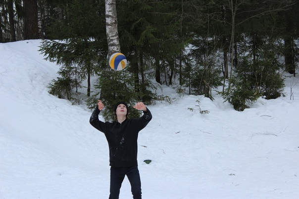 В Сертолове прошли соревнования по волейболу на снегу