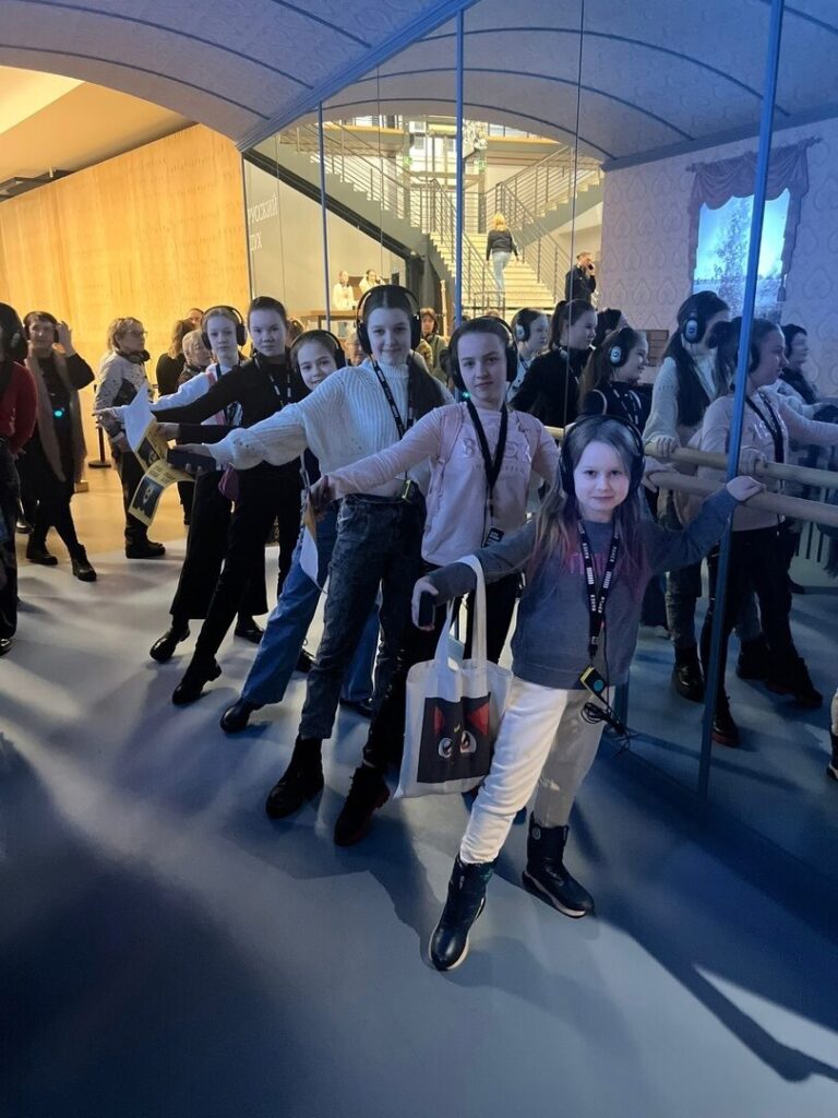 Каникулы — время просвещения. Всеволожские танцоры посетили выставку о русском балете