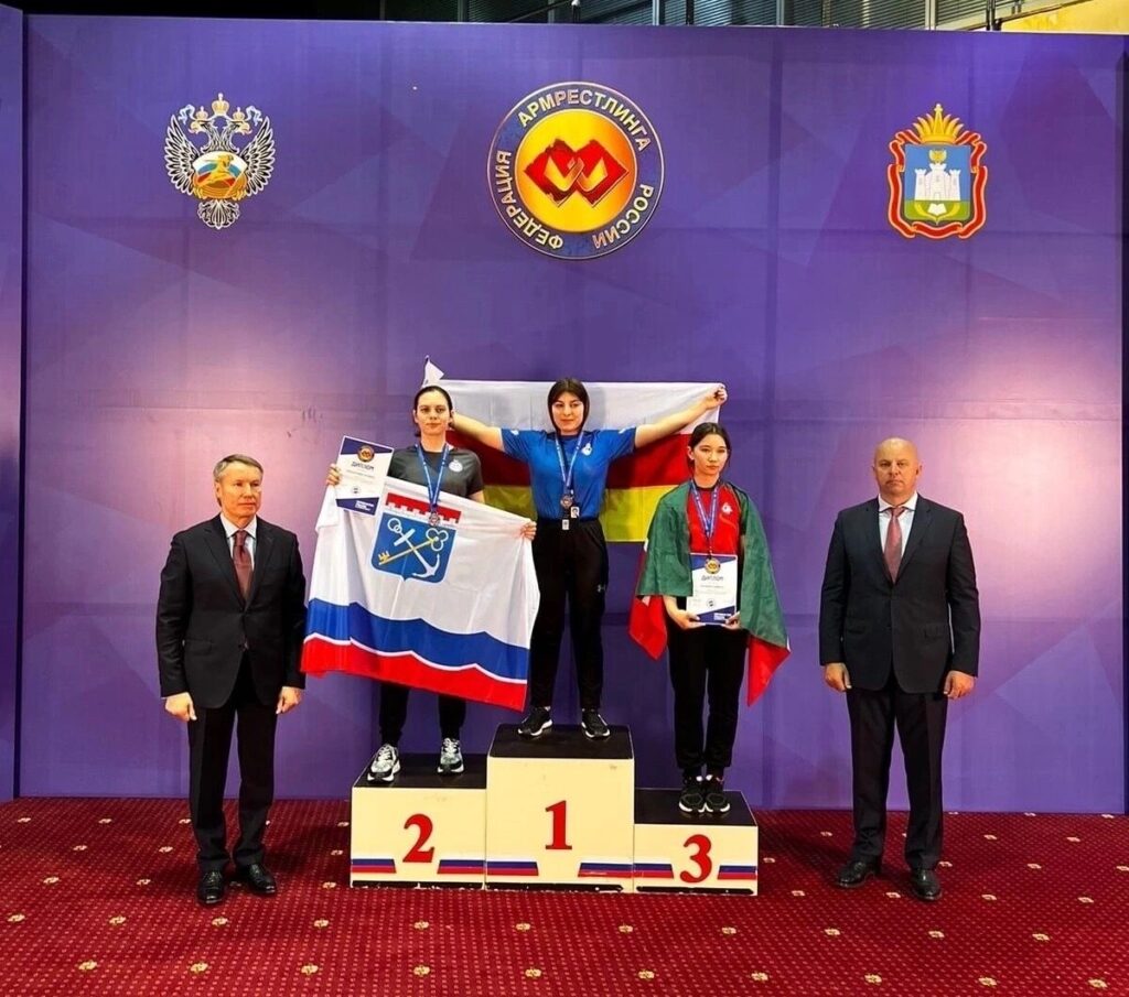 Всеволожская спортсменка завоевала три медали по армрестлингу