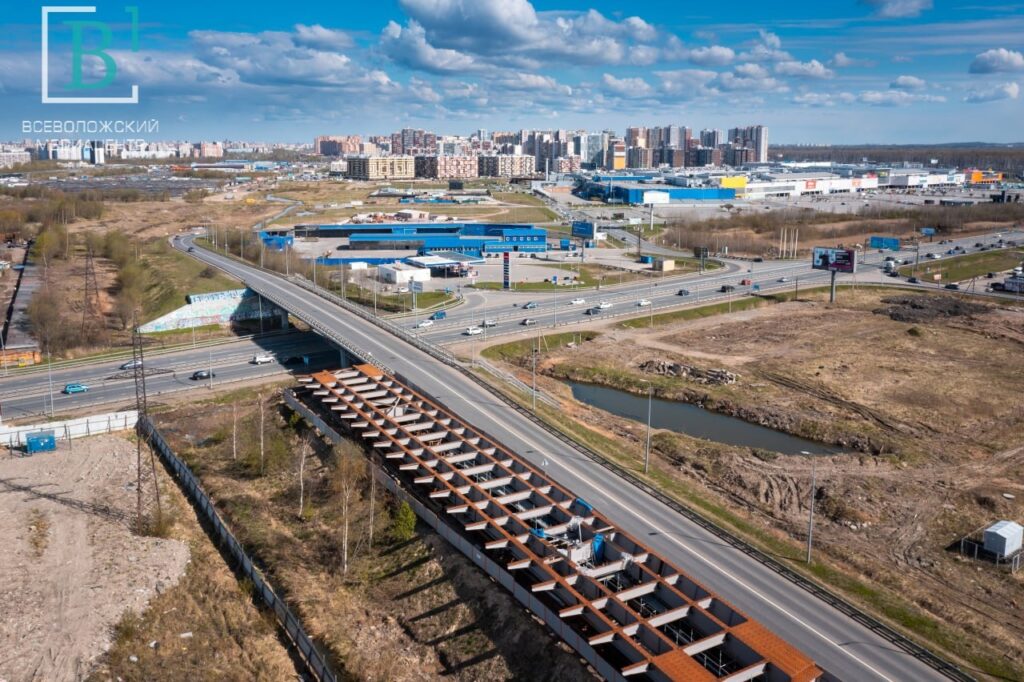 В городе Кудрово дорожники завершают каркас путепровода через Мурманское шоссе