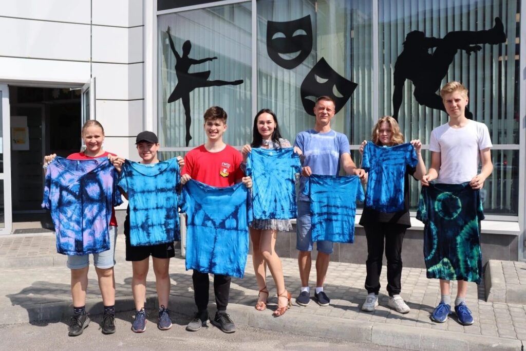 Кудровские активисты расписали футболки в стиле тай-дай