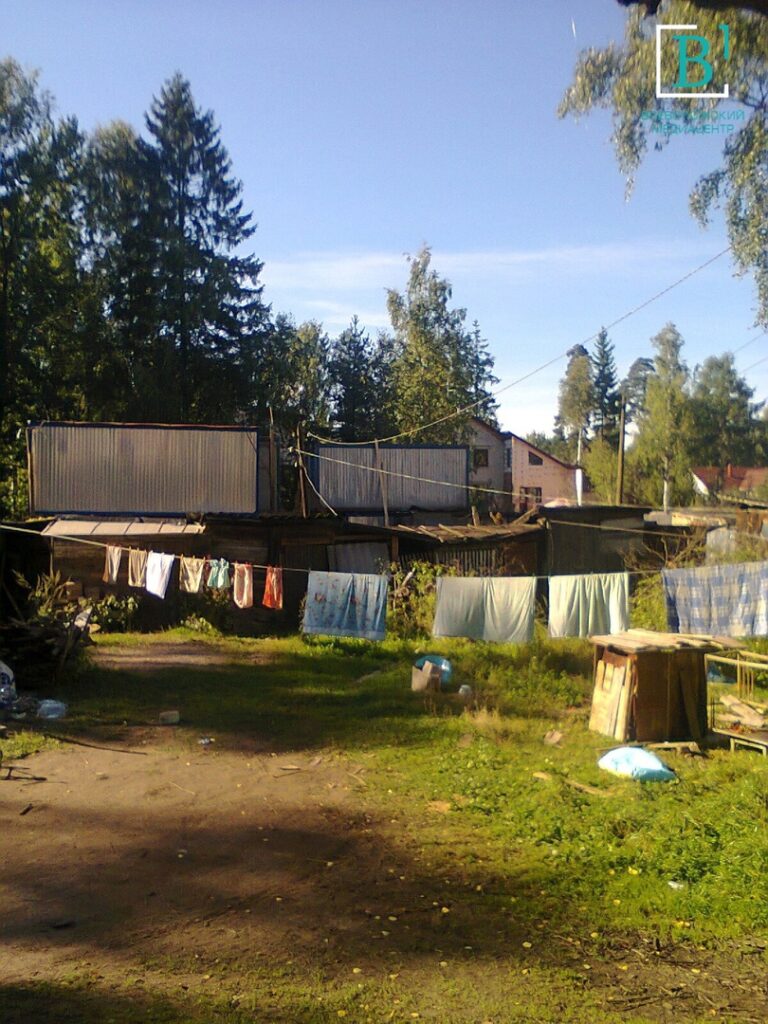 Барак без воды и туалет-яма: всеволожцы сравнили двор на Христиновском спустя 10 лет