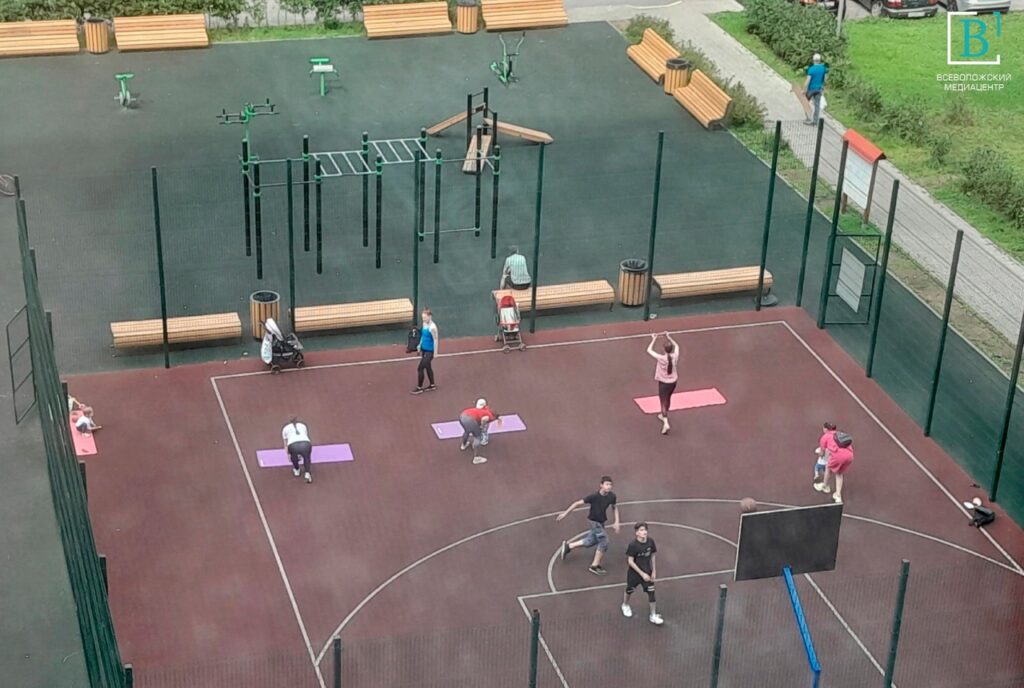 Баскетболисты против малышей: в Мурине развернулось странное противостояние